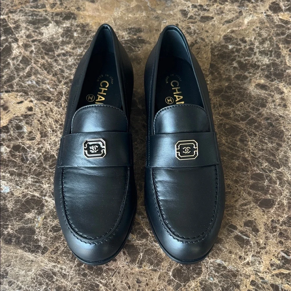 Chanel 24A moccasins loafers black leather logo flats sz 38.5